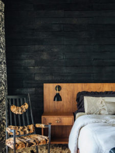 habillage de mur intérieur en bois brulé