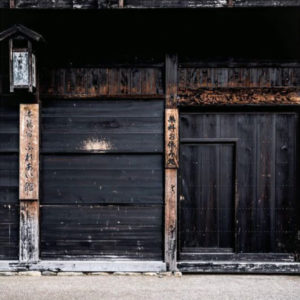 habillage en bois brulé de maison au japon